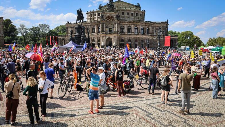 Der Theaterplatz in Dresden füllte sich bei herrlichem Sommerwetter schnell mit unzähligen Demo-Teilnehmern.