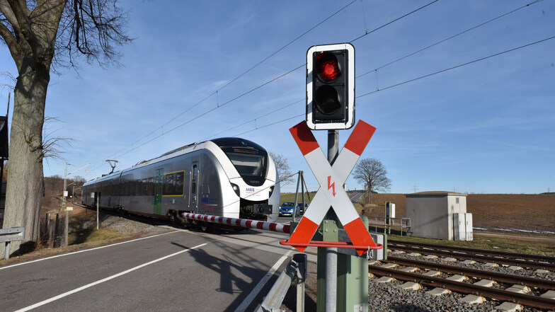 Auch für Autofahrer haben die Gleisbauarbeiten Konsequenzen. Der Bahnübergang auf der Alten Freiberger Straße in Colmnitz wird vom 25. März bis 2. April ebenfalls gesperrt. Eine Umleitung wird eingerichtet.
