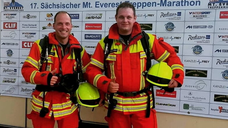 Denny Thomas (links) und Max Grundmann haben eine unglaubliche Leistung vollbracht. In voller Feuerwehrmontur und mit Atemschutzgerät haben sie die Spitzhaustreppe in Radebeul absolviert.