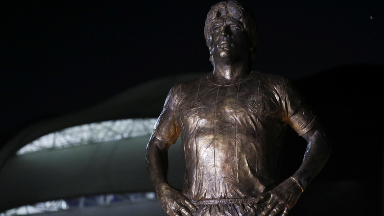 Santiago Del Estero: Eine Statue der verstorbenen Fußballlegende Diego Maradona steht vor dem Madre de Ciudades-Stadion.