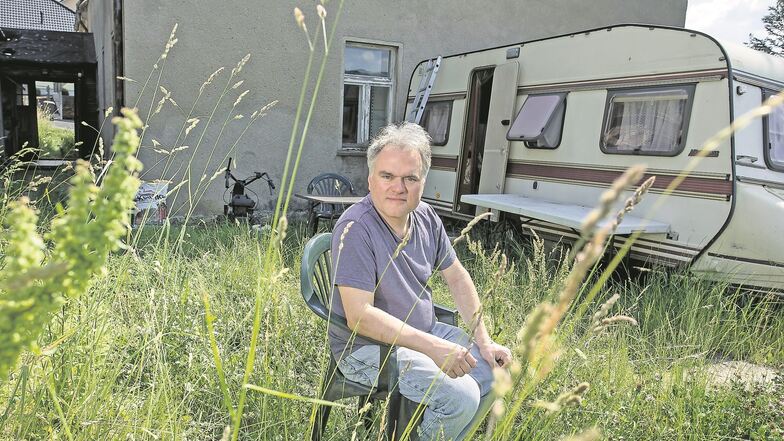 Ralf Hantke vor seinem Wohnhaus in Bannewitz. 2018 wurde er als Knöllchen-Rebell bekannt, weil er seine Strafzettel wegen Falschparkens nicht zahlte.