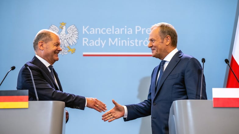 Bundeskanzler Olaf Scholz (SPD), verabschiedet sich von Donald Tusk (r), Ministerpräsident von Polen, nach der Pressekonferenz nach den ersten deutsch-polnischen Regierungskonsultationen mit der neuen Regierung.