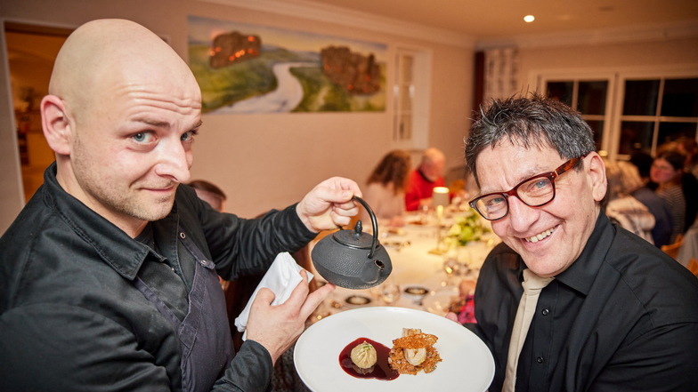 Geben im neu eröffneten Laasenhof bei Rathen den kulinarischen Ton an: Küchenchef Martin Seifried (li.) und Restaurantleiter Roberto Lehmann.