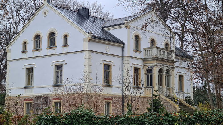 Die historische Villa Teresa im Coswiger Ortsteil Kötitz hat einen neuen Fassadenanstrich erhalten.