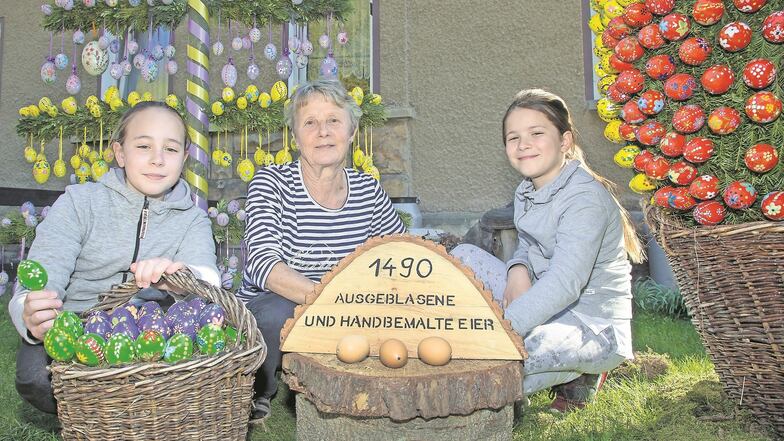 Heidi Rudolph mit ihren Enkeln Hermine (li.) und Cäcilia. Fast 1 500 Eier sind in ihrem Garten zu sehen.