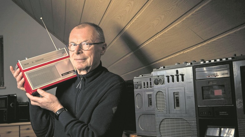 Der Pirnaer Werkstoffprofessor Rainer Franke (68) besitzt mehr als 200 tragbare Radiogeräte aus der DDR-Zeit. Etwa 80 Prozent sind betriebsbereit. Hier lauscht er gerade an einem Stern Solitär von 1968.