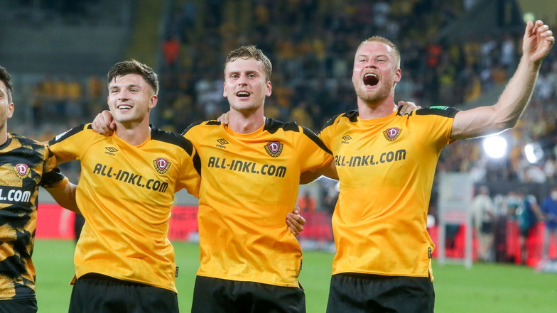 So feiern Dynamos Sieger: Antonis Aidonis, Christoph Daferner und Sebastian Mai (v. l.).
