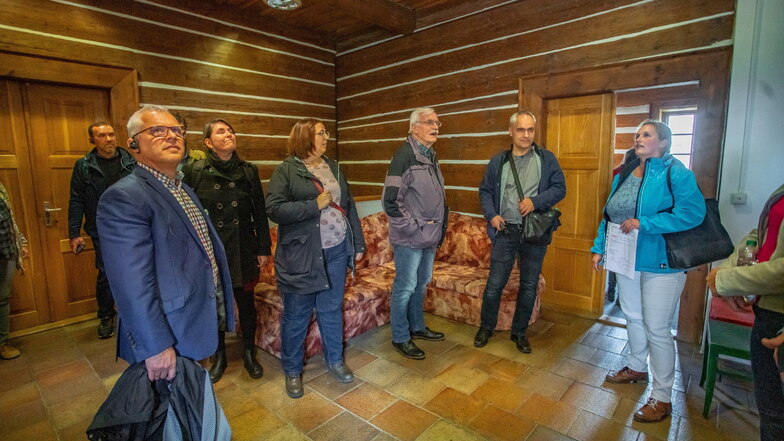 Markéta Chumlenová (rechts) vom Denkmalamt des Bezirkes Liberec führt eine deutsch-tschechische Besuchergruppe durch eines der Umgebindehäuser in Nový Bor. Sie gleichen eher prächtigen Villen.