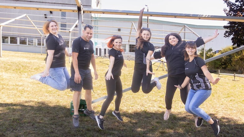 Ulrike Lehmann, Martin Braun, Luisa Giebel, Vivian Meyer, Stefanie Pannier und Maja Schlicke (v.l.n.r.) sind sechs Mitstreiter aus dem siebenköpfigen Orga-Team fürs Sommerfest bei Neways.