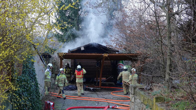 Am Donnerstagmorgen ist eine Sauna in Dresden in Flammen aufgegangen. Die Feuerwehr konnte das Feuer schnell unter Kontrolle bringen.