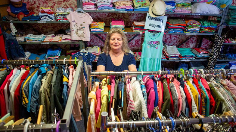 Angelika Stiebner sortiert Sachen in der Kleiderkammer. Was hier hängt, können Bedürftige für einen kleinen Preis kaufen. Ein großer Teil der gesammelten Kleidung in Deutschland geht aber woanders hin.