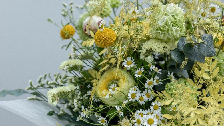 Möchten Sie Ihrer Mutter zum Muttertag etwas Besonderes schenken? Wie wäre es mit einem individuell gestalteten Blumenarrangement, das genau ihren Geschmack trifft? Die Florale Manufaktur berät Sie gern zu allen maßgeschneiderten Blumenkreationen.