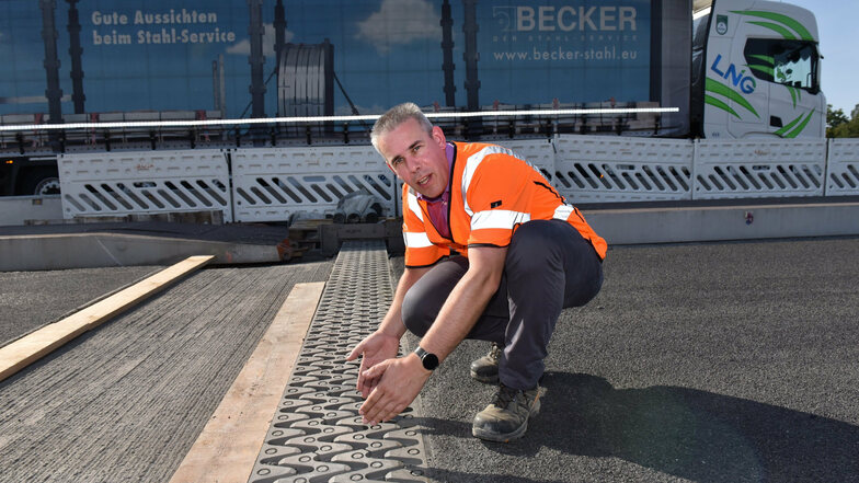 Die Arbeiten auf der Autobahn zwischen Wilsdruff und dem Dreieck Nossen dauern länger. Stefan Thunig, Referatsleiter Brückenbau, zeigt, wie die neue Übergangskonstruktion an der Brücke aussieht.