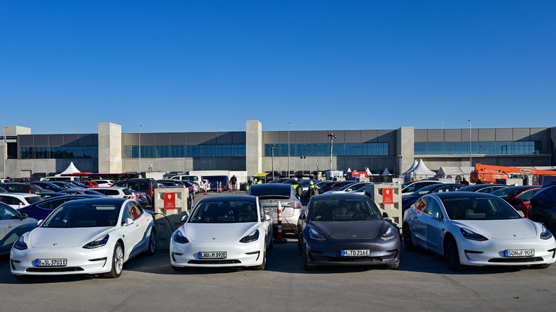 Der US-Elektroautobauer Tesla beschäftigt in seiner Fabrik in Grünheide inzwischen mehr als 10.000 Mitarbeiter. Pro Woche würden derzeit 4.000 Autos gebaut