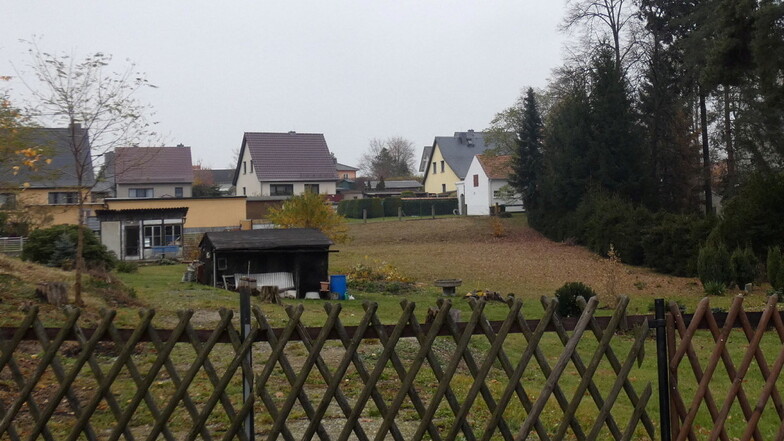 Auf diesem derzeit als Garten- und Grünland genutzten Areal in Großdubrau sollen drei Einfamilienhäuser entstehen.