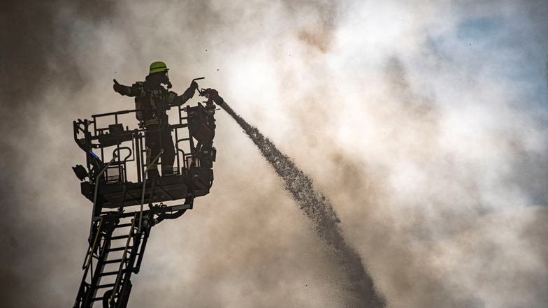 Mit schwierigen Bedingungen hatten die Feuerwehrleute beim Großbrand in Laußnitz zu kämpfen.