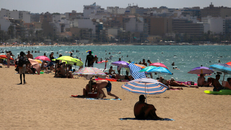 Urlauber sonnen sich am vergangenen Samstag am Strand von Palma de Mallorca. Spanien-Touristen müssen auch in Sachsen bei der Rückkehr einen Pflichttest machen.