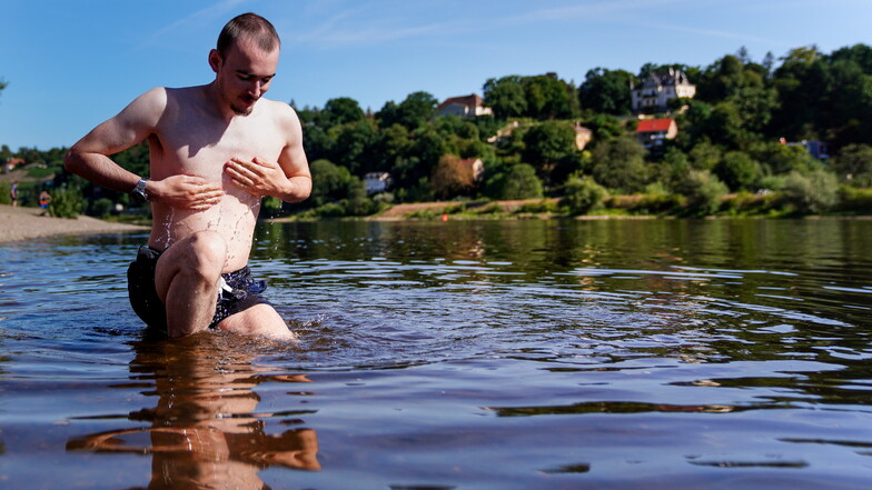 Vorher nass machen hilft, rät Daniel Friebel. Er ist auch schon beim Winterschwimmen in Bad Schandau dabeigewesen, die 23 Grad der Elbe an diesem Sonntag findet er angenehm warm.