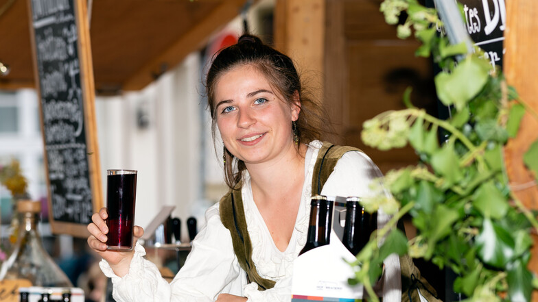 Bei den Händlern auf dem Markt steht Regionalität im Vordergrund. Johanna Heinzelmann am Weinstand von Hofkultur Lohmen.