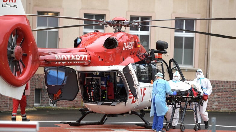 Ein Corona-Patient, der auf der Intensivstation in Zittau lag und nun beatmet werden muss, ist heute früh in eine Klinik nach Sachsen-Anhalt ausgeflogen worden.