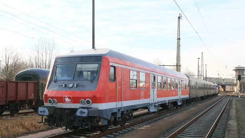 Ein Steuerwagen, zwei Waggons für die Fahrgäste und eine Lok: Ein solcher Zug verkehrt ab Donnerstag zwischen Kamenz, Radeberg und Dresden.