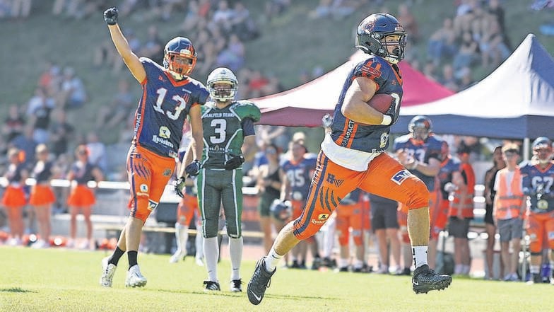 Der Görlitzer Dominik Mühle (Nr. 13) reißt schon die Arme nach oben. Bruno Möse hat den Ball gefangen und läuft uneinholbar Richtung Endzone zum zweiten Görlitzer Touchdown.