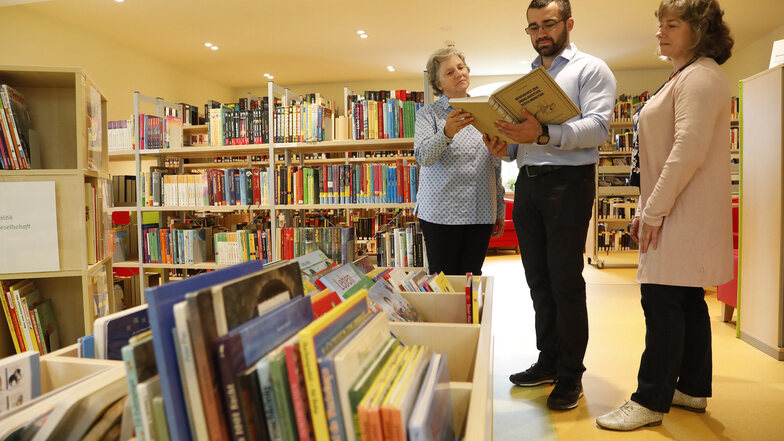 Ist der Haushalt einer Gemeinde in Ordnung, dann kann sie sich freiwillige Ausgaben - wie Bernstadt im Mai neue Möbel für die Bibliothek - leisten. Bürgermeister Markus Weise ließ sich das zeigen.
