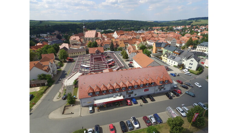 So sieht das Areal gegenwärtig aus. Hinter dem Rewe-Markt steht der Busbahnhof.