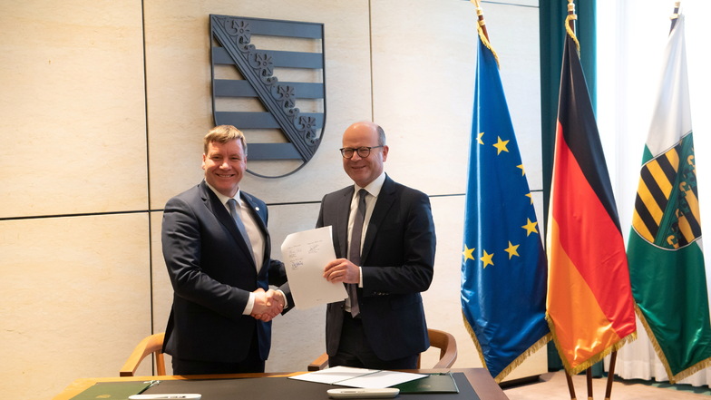 Staatskanzleichef Oliver Schenk (r.) und Großenhains Oberbürgermeister Sven Mißbach unterzeichneten die Absichtserklärung.