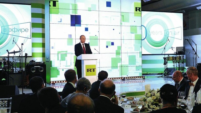 Wladimir Putin 2015 auf einer Veranstaltung "seines" Senders: RT gehört einer Stiftung des Kreml und hat einen klaren Auftrag: "Informationskrieg gegen die westliche Welt".