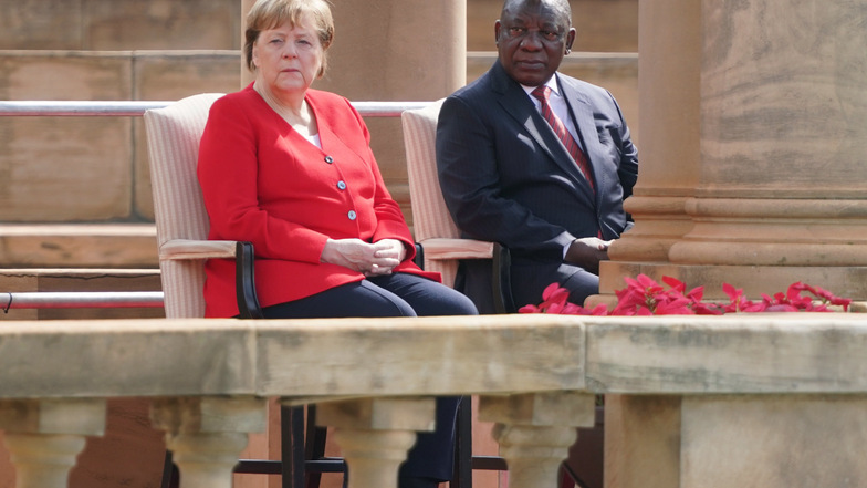 Bundeskanzlerin Angela Merkel (CDU) wird mit militärischen Ehren von Matamala Cyril Ramaphosa, Präsident von Südafrika, vor dem Präsidentenpalast empfangen. 
