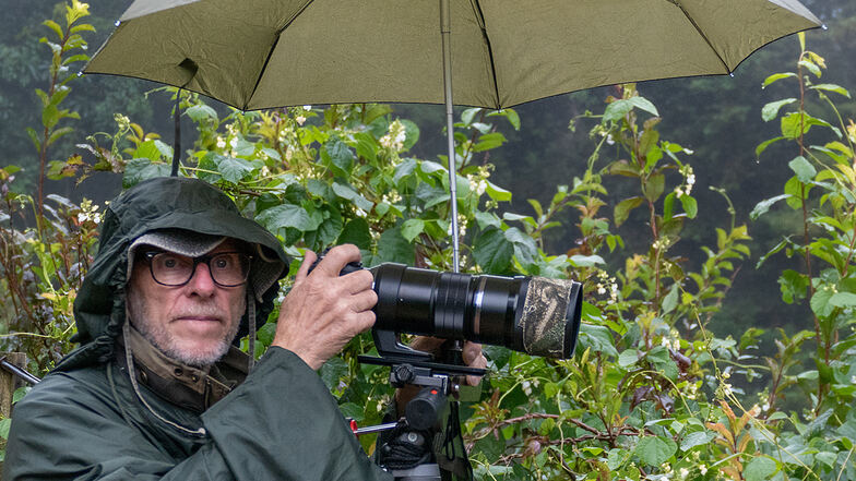 Tierfotograf Friedheim Richter mit selbstentworfenem Regenschutz im mittelamerikanischen Dschungel.