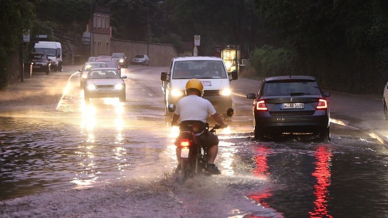 Die Tharandter Straße zwischen Freital und Dresden war kurzzeitig überflutet.