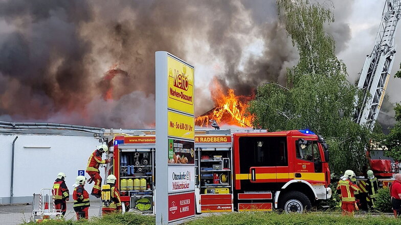 Im Juni hatte ein Brand den Netto in Radeberg komplett zerstört. Doch jetzt kann hier bald wieder eingekauft werden.