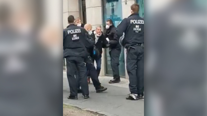 Am Rande einer Demonstration in Berlin wurde der AfD-Bundestagsabgeordnete Karsten Hilse am Mittwoch kurzzeitig festgenommen.