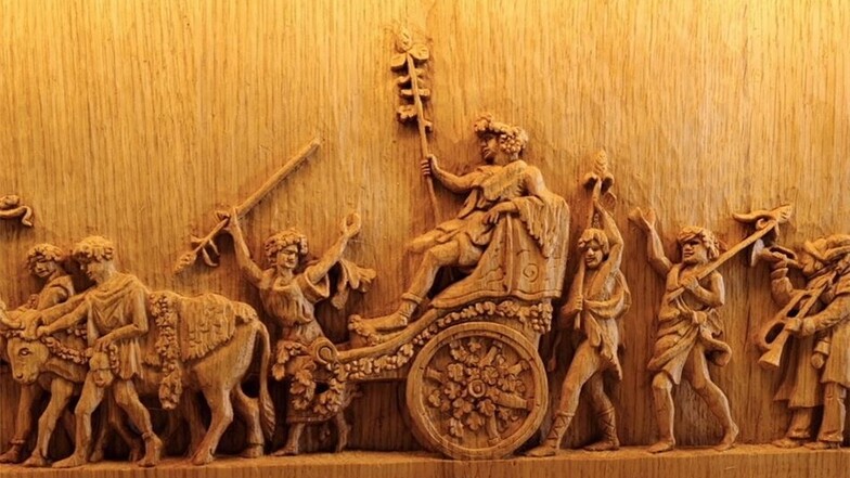 Weingott Bacchus mit seinem Wagen ist Teil des Reliefs.
