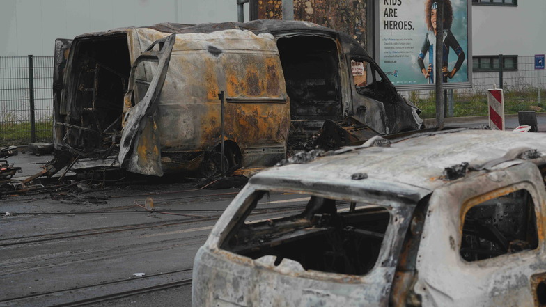 Mehrere Autos wurden durch das Feuer vollständig zerstört.