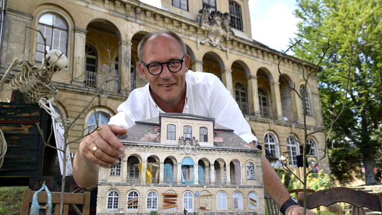 Comödie-Geschäftsführer Olaf Maatz zeigt, wie das Schloss Übigau für „Das Wirtshaus im Spessart“ verändert wird. Da das Schloss zum Teil verfallen ist, muss gar nicht so viel gemacht werden.