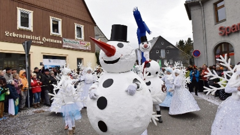 Liebevolle Kostüme geben dem Umzug seinen Reiz. Diese Gruppe mit Schneemännern und Schneeflocken erinnert an den schönen Winter.