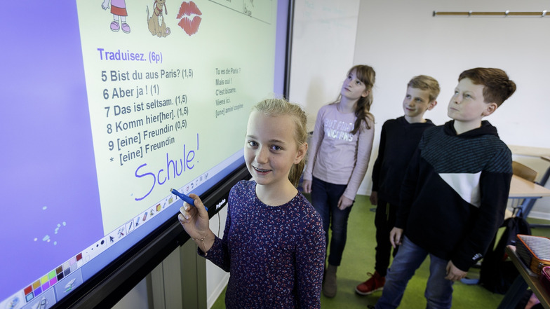 Lena, Charlotte, Linus und Florian besuchen die 6. Klasse des Curie-Gymnasiums. Französisch-Unterricht haben sie mit einer Tafel, die funktioniert wie ein riesiges Tablet.