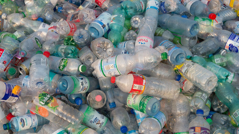 Plastik-Pfandflaschen werden nach nur einer Benutzung zerschreddert und aufwendig recycelt.