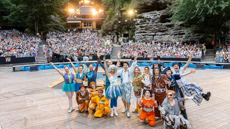 Die Show ist für 2023 vorbei: Das Ensemble von "Peter Pan" lässt sich bei der finalen Vorstellung
am 10. September auf der Felsenbühne Rathen feiern.
