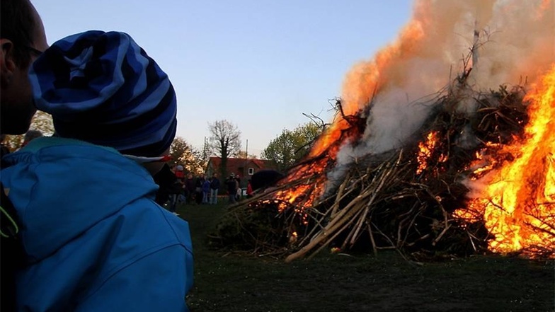 Ganz in Familie feierten auch die Nieskyer Bürger mit dem traditionellen Hexenfeuer den letzten Apriltag auf dem Rosensportplatz. Wie in den Vorjahren hatte die Feuerwehr Niesky eingeladen, die Tradition des Hexenfeuers fortzuführen.