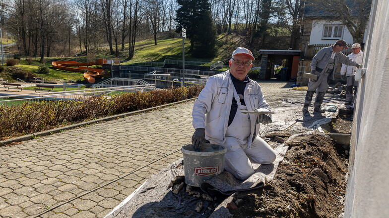 Siegmar Wozasek und seine Kollegen der Firma AP Bau- und Projektmanagement aus Bischofswerda verputzen das Gebäude im Hohnsteiner Bad.