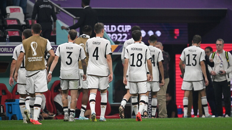 Das wars: Deutschlands Spieler gehen nach dem Ausscheiden aus dem Turnier aus dem Stadion.