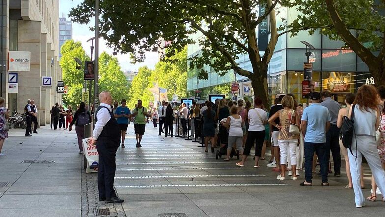 Zahlreiche Interessierte warteten am Mittwochmorgen auf die Eröffnung des Stores.