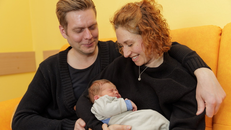 Ari mit seinen Eltern Frederik und Anne Katrin.