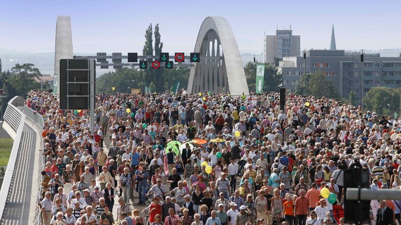 Über diese Brücke musst Du gehen, dachten sich die Massen am 24. und 25. August 2013. Rund 190.000 Besucher testeten am Eröffnungswochenende die Waldschlößchenbrücke zu Fuß.