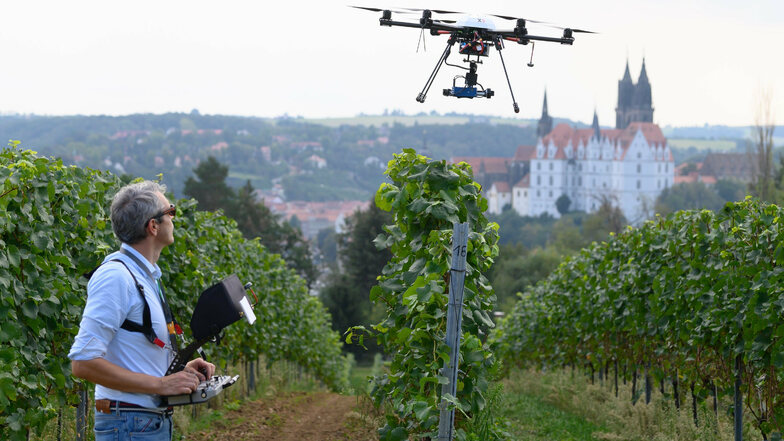 Mit Drohnen über Feldern und Weinbergen können Bild- und Sensordaten erhoben werden. Die Entwicklung dieser Technik ist Teil von am Mittwoch in Proschwitz vorgestellten Forschungsprojekten.