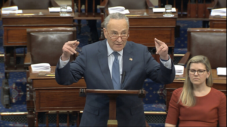 Chuck Schumer, demokratischer Minderheitsführer im Senat, äußert sich im US-Kapitol, bevor das Amtsenthebungsverfahren gegen Präsident Trump im Senat in Washington beginnt.
